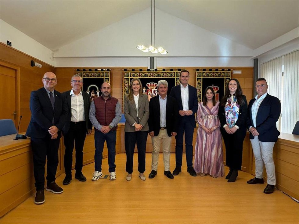 El vicepresidente primero de la Diputación y diputado de Relaciones Institucionales, Juan Latorre, junto a la ministra de Transición Ecológica y Reto Demográfico, Sara Aagesen.