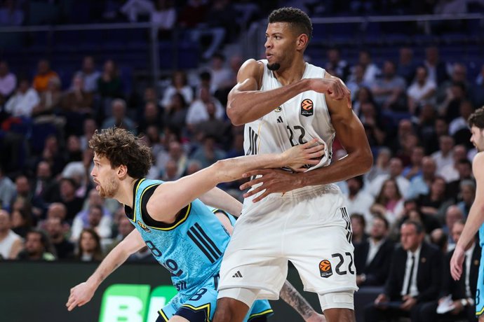 Mikael Jantunen of Fenerbahce and Walter Samuel Tavares da Veiga of Real Madrid in action during the Turkish Airlines EuroLeague Regular Season Round 8 match between Real Madrid and Fenerbahce Beko Istanbul at Movistar Arena on October 30, 2025 in Madrid,