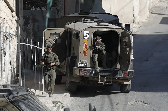 JENIN, 26 de outubro de 2025 -- Soldados israelenses são vistos em uma rua durante uma operação militar na cidade de Jenin, na Cisjordânia, em 25 de outubro de 2025.