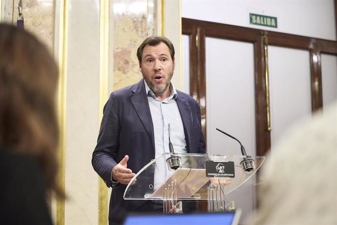 El ministro de Transportes y Movilidad Sostenible, Óscar Puente, ofrece una rueda de prensa tras una sesión plenaria, en el Congreso de los Diputados, a 7 de octubre de 2025, en Madrid (España). El pleno del Congreso vota hoy el embargo de armas a Israel 