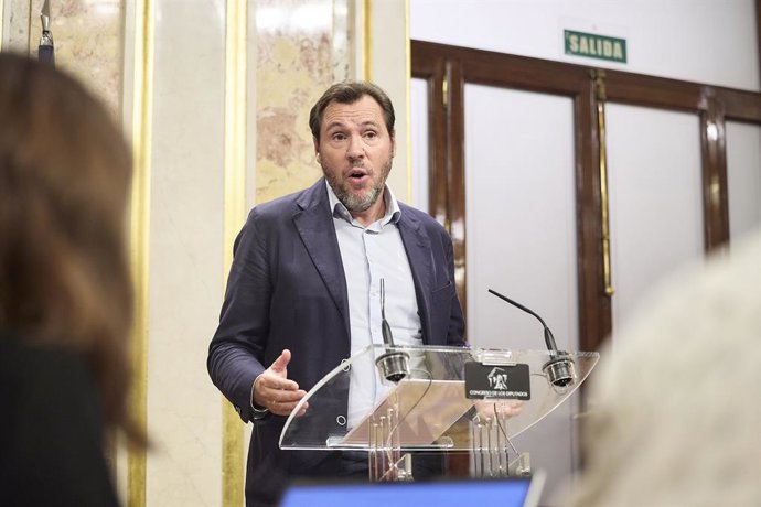 El ministro de Transportes y Movilidad Sostenible, Óscar Puente, ofrece una rueda de prensa tras una sesión plenaria, en el Congreso de los Diputados, a 7 de octubre de 2025, en Madrid (España). El pleno del Congreso vota hoy el embargo de armas a Israel 