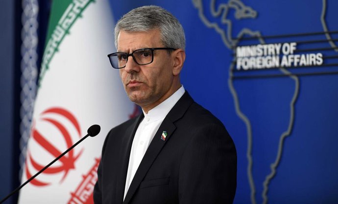 TEERÃ, 13 de outubro de 2025 -- O porta-voz do Ministério das Relações Exteriores do Irã, Esmaeil Baghaei, participa de uma coletiva de imprensa em Teerã, Irã, em 13 de outubro de 2025. O porta-voz do Ministério das Relações Exteriores do Irã, Esmaeil Bag