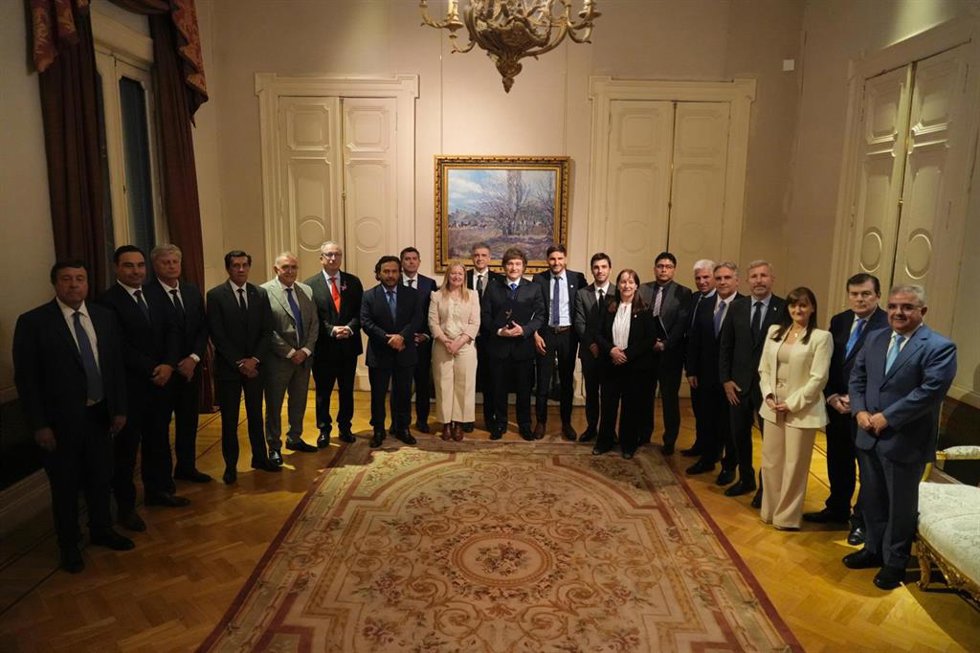 En el centro, el presidente argentino, Javier Milei, rodeado de 19 gobernadores y vicegobernadores