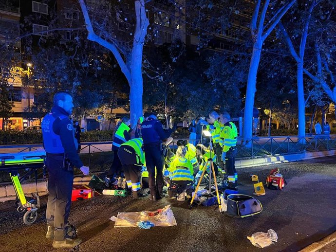 Efectivos de Samur-Protección Civil y de la Policía Municipal de Madrid trabajando en el lugar de un accidente de coche