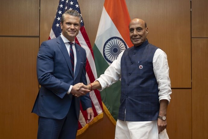 Secretário de Defesa dos EUA, Pete Hegseth, com seu colega indiano, Rajnath Singh.
