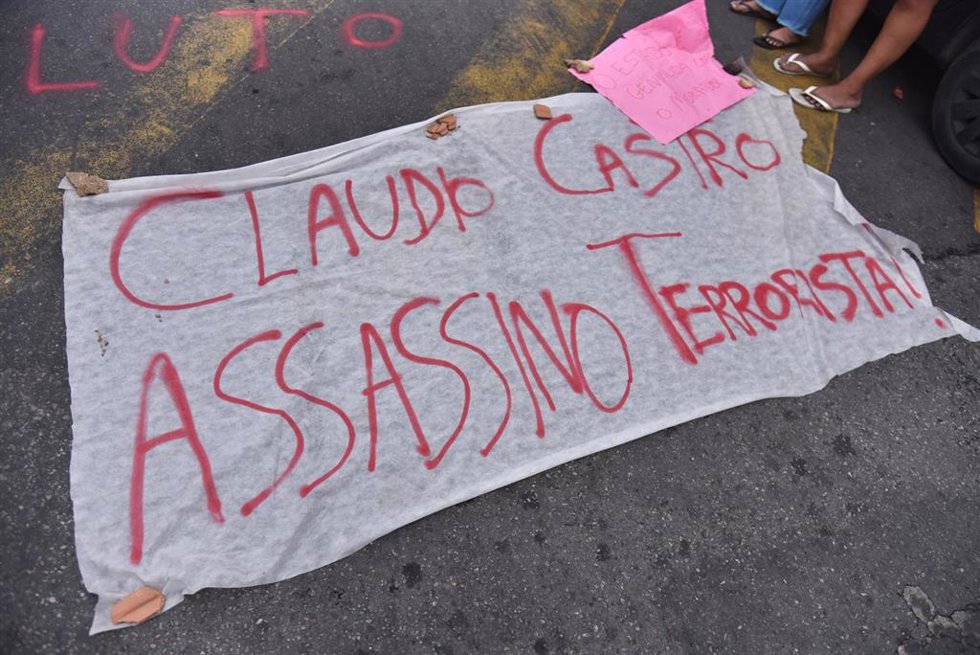 Una pancarta critica y responsabiliza del operativo en Río de Janeiro que dejó 121 muertos al gobernador del estado, Cláudio Castro, quien formará parte del llamado Consorcio de la Paz