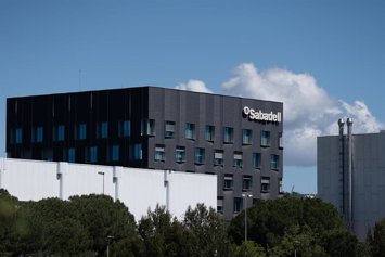 Archivo - Exterior de la sede de Banco Sabadell, a 17 de abril de 2025, en Barcelona, Cataluña (España).