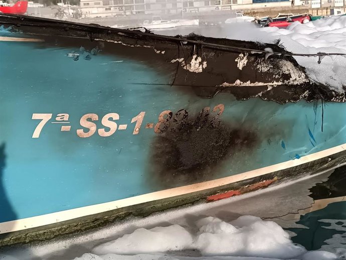 Embarcación incendiada