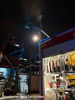 Un incendio afecta a una tolva de una industria maderera en Gajano