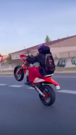 La Guardia Civil localiza e investiga al motorista que alardeaba de sus infracciones en redes sociales