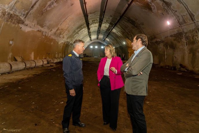 Archivo - La alcaldesa de Cartagena, Noelia Arroyo, junto al almirante del Arsenal, Alejandro Cuerda, supervisa los trabajos de descontaminación de los túneles submarinos de El Espalmador