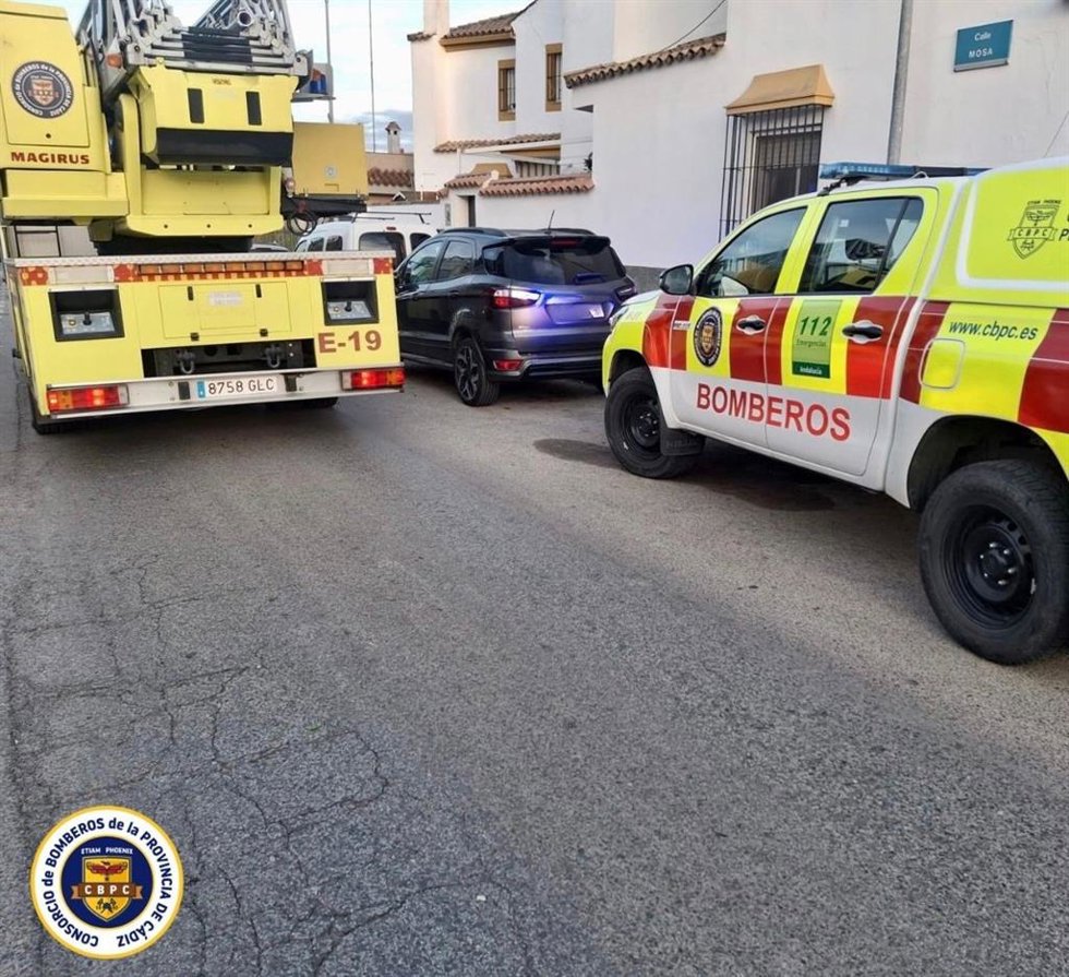 Vehículos del Consorcio de Bomberos de la provincia de Cádiz en un incendio en Jerez de la Frontera (Cádiz)