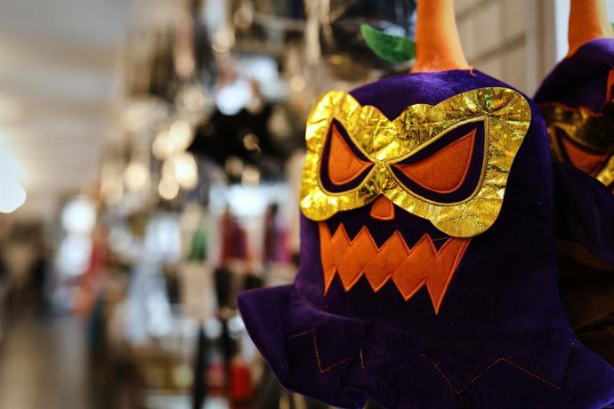 Archivo - Máscaras de temática de Halloween colocadas en las instalaciones de la tienda de disfraces Maty, en Madrid, (España).
