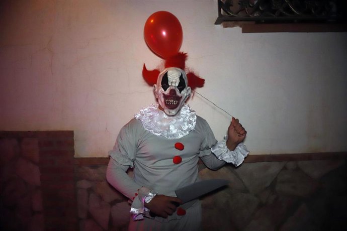 Archivo - Joven disfrazado de payaso terrorífico