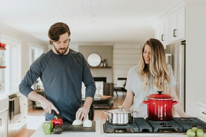 O segredo está no posicionamento dos dedos: o truque dos chefs para cortar rapidamente com uma faca e não se cortar