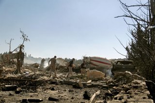 Un grupo de personas en una cementera en la localidad de Ansar, en Líbano, tras un bombardeo ejecutado por el Ejército de Israel en octubre de 2025 (archivo)