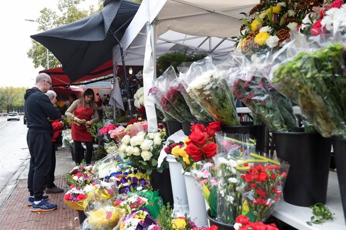 Archivo - Imagen de archivo de floristería ambulante.