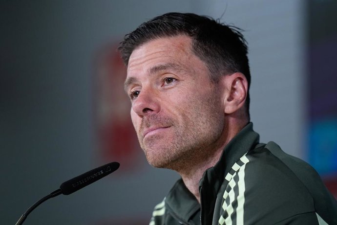 Xabi Alonso, técnico do Real Madrid, participa de sua coletiva de imprensa durante o dia de treinamento do Real Madrid antes da partida de futebol contra o FC Barcelona pela Liga Espanhola, LaLiga EA Sports, na Ciudad Deportiva Real Madrid, em 25 de outub