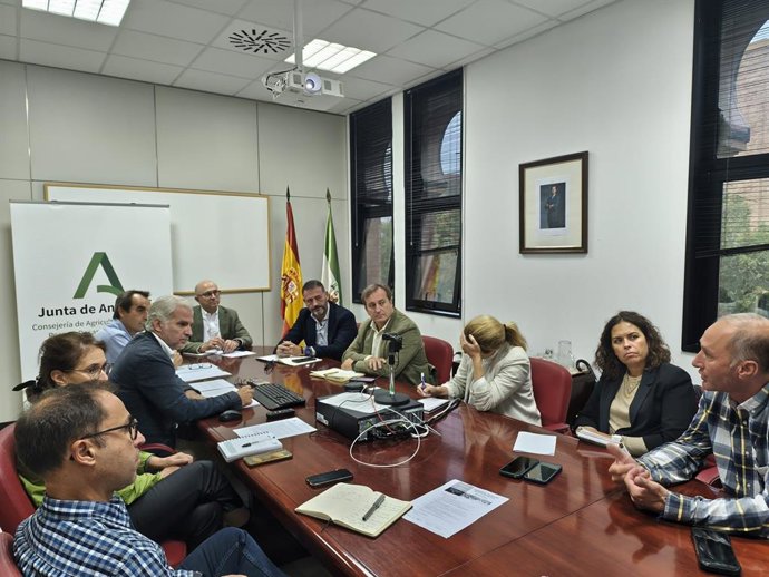 La Junta y el sector ganadero acuerdan no desplazar al bovino ante el avance de la dermatosis nodular contagiosa.