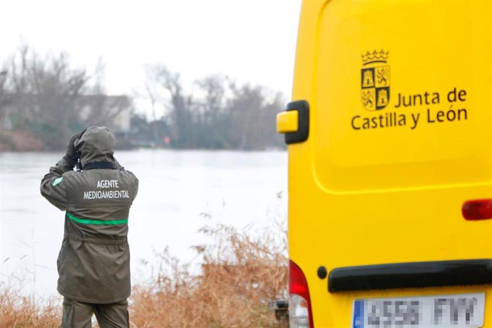 Archivo - Imagen de archivo de un agente medioambiental.