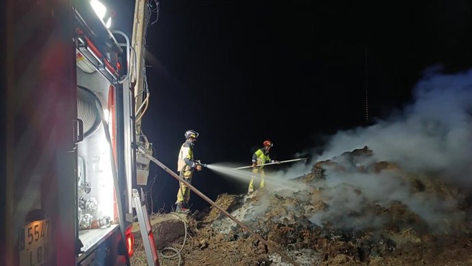 Bomberos del SEPEIS de León intervienen en el incendio producido en el polígono industrial de Riaño.
