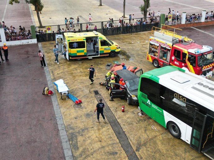 Bomberos del Consorcio Provincial participan en un simulacro de rescate en Coria del Río.