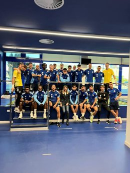 La doctora María Fernández Muiños de la ULE junto al equipo de la SD Ponferradina durante el taller ‘Mindfulness y iderazgo con Valores’.