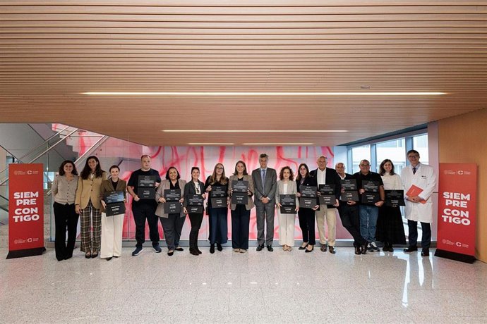 Integrantes del Comité de Pacientes del CCUN, con su director, el Dr. Antonio González (primero por la derecha) y Joseba Campos, director general de la Clínica (en el centro).