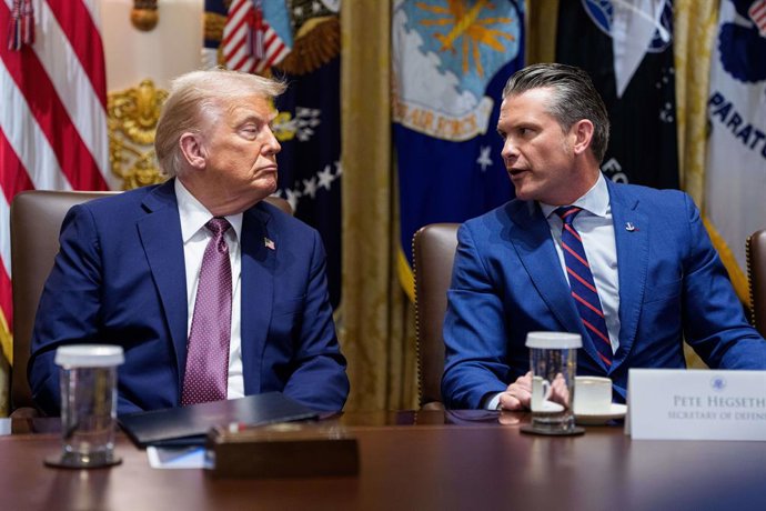 Archivo - August 26, 2025, Washington, District Of Columbia, USA: United States President Donald J Trump listens as United States Secretary of Defense Pete Hegseth gives remarks in a Cabinet Meeting in the Cabinet Room of the White House in Washington, DC