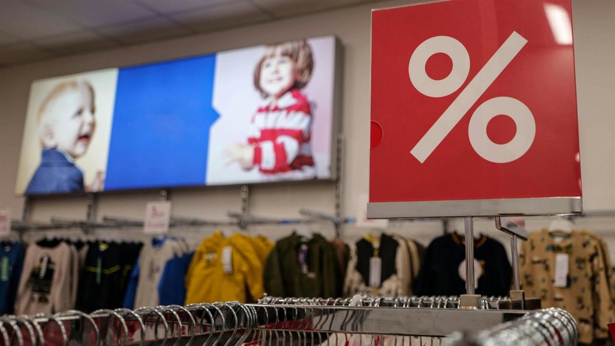 El Gobierno propone que los comercios cántabros puedan abrir en 2026 en Jueves Santo y el 12 de octubre