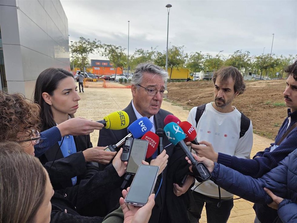 El abogado José Duarte atiende a los medios de comunicación