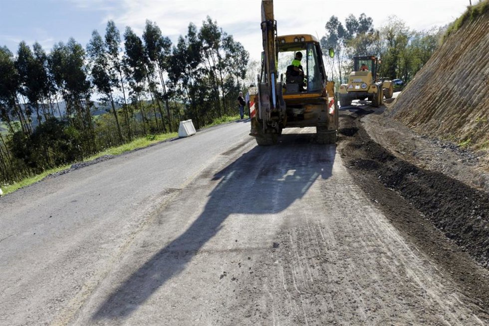Archivo - Imagen de obras de mejora en carreteras de Cantabria