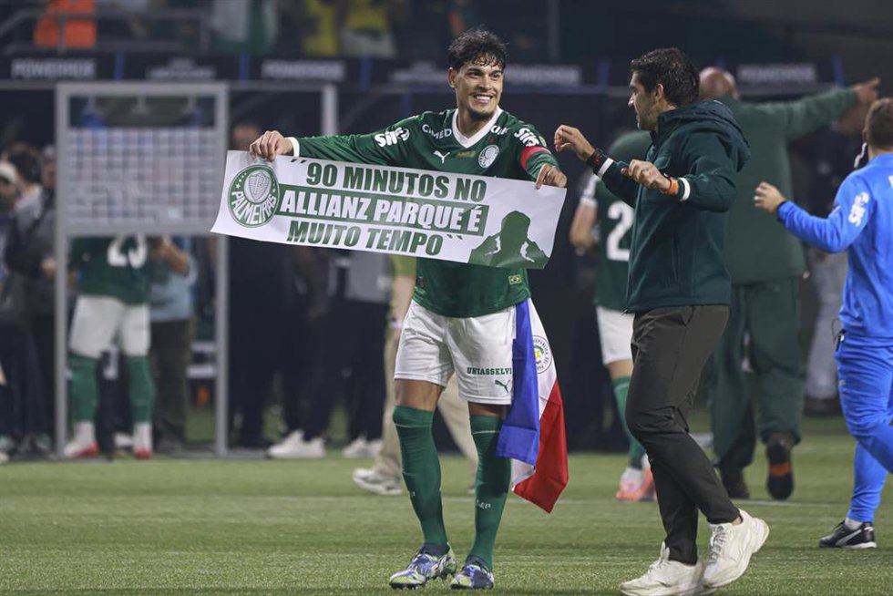 El jugador de Palmeiras Gustavo Gómez celebrando el pase a la final de la Copa Libertadores 2025.