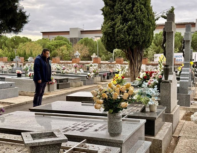 El concejal de Movilidad de Ciudad Real, Miguel Hervás, en el cementerio.