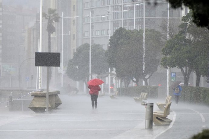 Archivo - Arquivo - Duas mulheres caminham sob a chuva no calçadão de A Coruña, Galícia, Espanha, em 30 de janeiro de 2021. Neste sábado, a Galícia está sendo afetada por uma tempestade chamada "Justine", que deixou o céu nublado com precipitação, localme