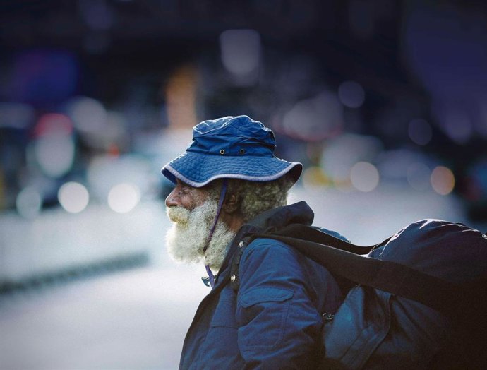 Archivo - Persona en situación de sin hogar