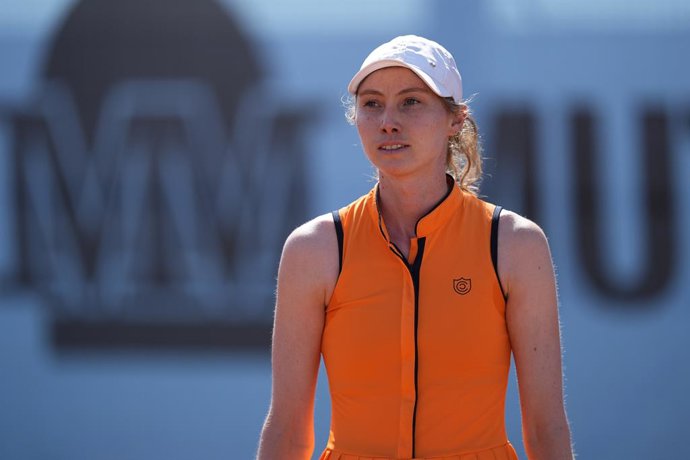 Archivo - Cristina Bucsa of Spain in action against Veronika Kudermetova of Russia during the Mutua Madrid Open 2025, ATP Masters 1000 and WTA 1000 tennis tournament, celebrated at Caja Magica on April 25, 2025 in Madrid, Spain.