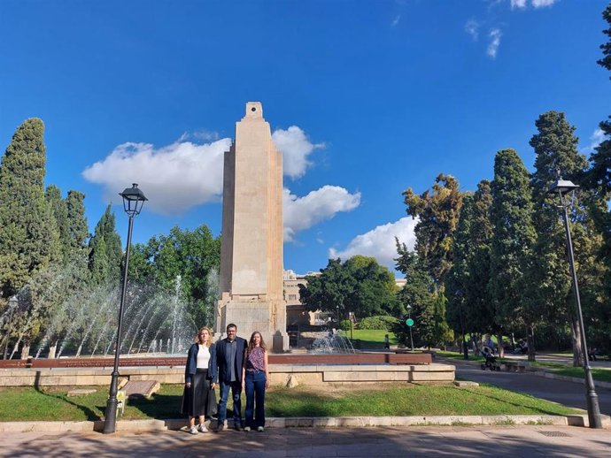 El diputado de Sumar MÉS en el Congreso de los Diputados, Vicenç Vidal, junto a las portavoces de MÉS per Mallorca en el Consell y en el Ayuntamiento de Palma, Catalina Inés Perelló y Neus Truyol, respectivamente, frente al monolito de Sa Feixina