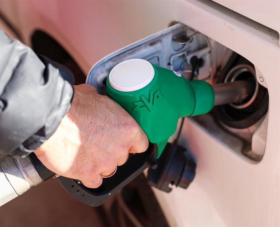 Archivo - Una persona reposta en una gasolinera