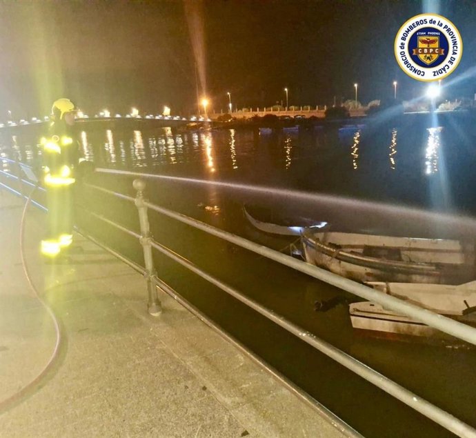 Un bombero actuando en el incendio de una barca en El Puerto de Santa María
