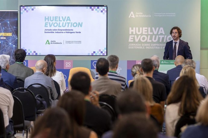 El director general de Emprendimiento, Javier González, en la jornada 'Huelva Evolution: Industria e Hidrógeno Verde'.