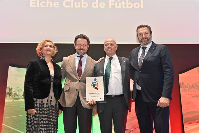 El presidente del Elche CF, Joaquín Buitrago, recogió el reconocimiento al club por su ascenso a LaLiga EA Sports en la gala del Deporte Ilicitano.