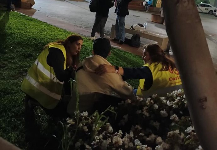 Voluntarias de Cáritas atienden a temporeros en el entorno de la estación de autobuses