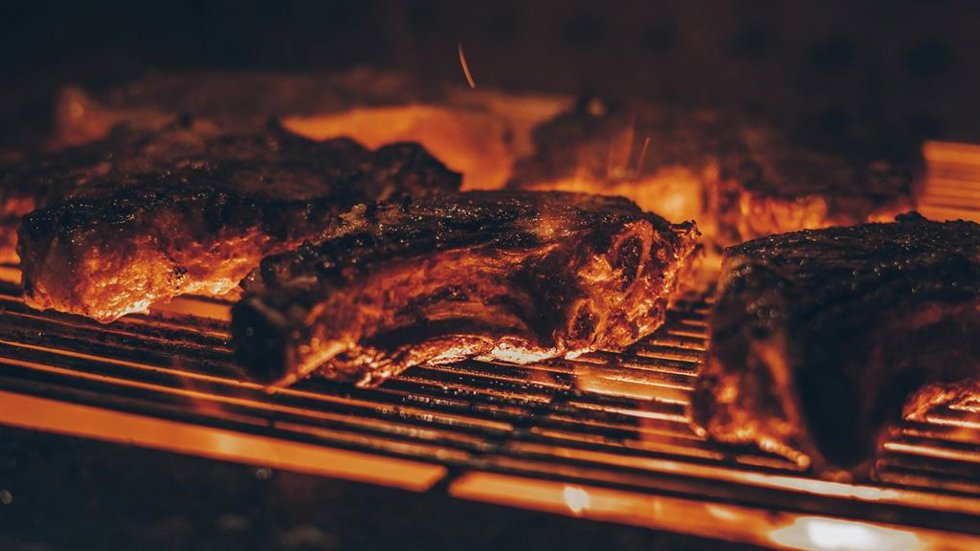 No es ni ajo ni chimichurri: el condimento que los argentinos usan para que la carne quede más tierna y sabrosa