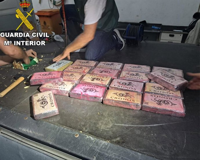 Extracción de 80 kilos de cocaína ocultos en el doble fondo de un vehículo detenido en Chiclana.