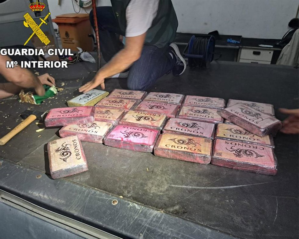 Extracción de 80 kilos de cocaína ocultos en el doble fondo de un vehículo detenido en Chiclana.