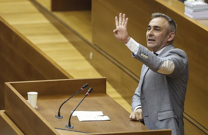 Archivo - Arxiu - El conseller d'Agricultura, Miguel Barrachina, intervé durant una sessió de control