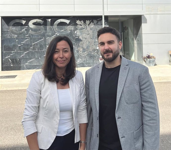 Los investigadores del IAS-CSIC de Córdoba que han participado en el consorcio científico internacional que ha descifrado el pangenoma de la avena, Elena Prats y Francisco Canales.