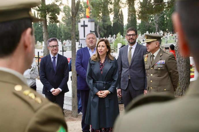 La alcaldesa de Zaragoza, Natalia Chueca, encabeza el homenaje de la Corporación municipal a los fallecidos, que todos los años se celebra en el Cementerio de Torrero con motivo de la festividad de Todos los Santos.