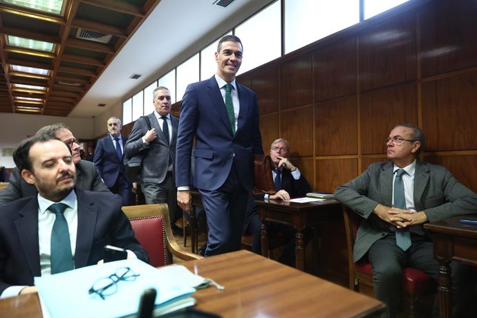 El presidente del Gobierno, Pedro Sánchez, a su llegada a la Comisión de Investigación sobre el 'caso Koldo', en el Senado, a 30 de octubre de 2025, en Madrid (España). Sánchez, comparece ante la comisión de investigación sobre los contratos, licencias, c